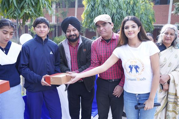 Mohali: Foundation gifts musical instruments to students
