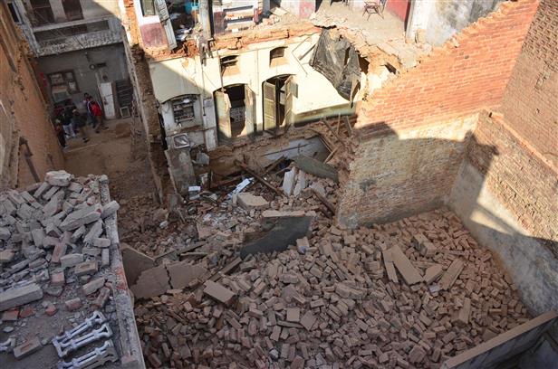 Portion of decades-old building collapses near Chaura Bazaar in Ludhiana
