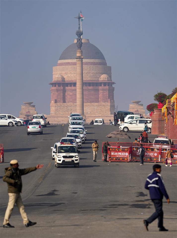 Delhi records a minimum of 8.3 degrees Celsius; AQI remains 'moderate'