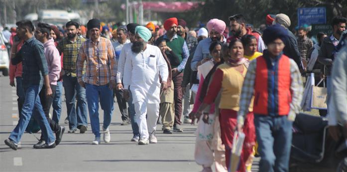 Farmers attend event in large numbers,  unhappy with arrangements at venue