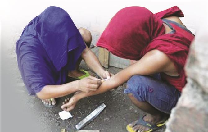 17-yr-old boy dies of drug overdose, four booked