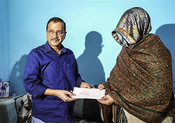 Delhi CM hands over cheque for Rs 1 crore to kin of policeman who died after being stabbed by snatcher