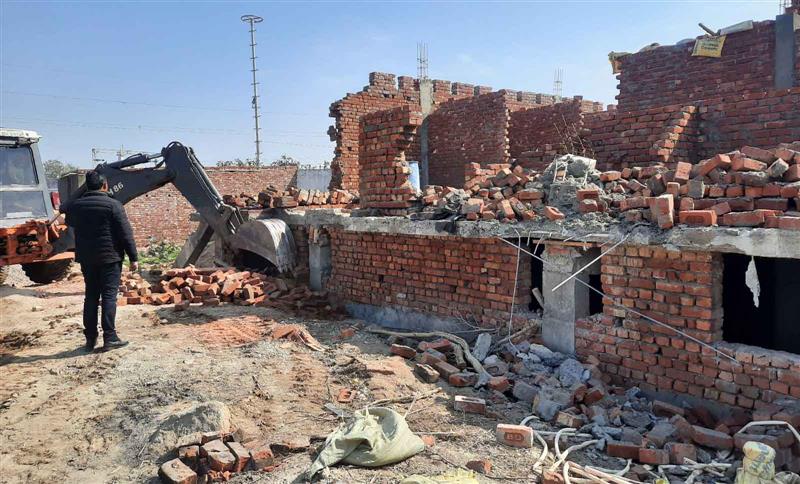 6 illegal structures razed