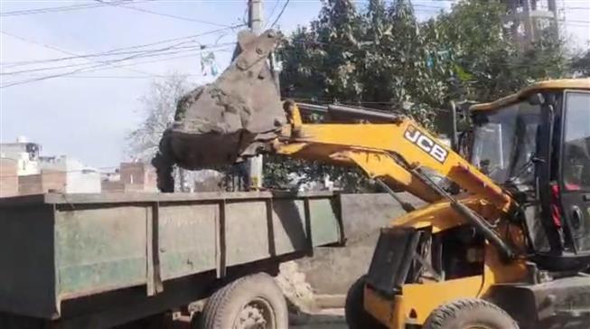 Civic body cracks whip on construction material sellers occupying city roads