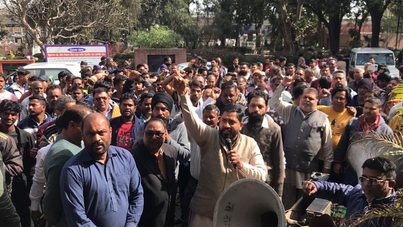 Vendors protest outside Phagwara MC office