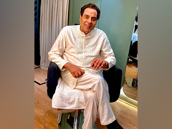 Dharmendra gives a befitting reply to netizen who said why he was behaving like a struggling actor