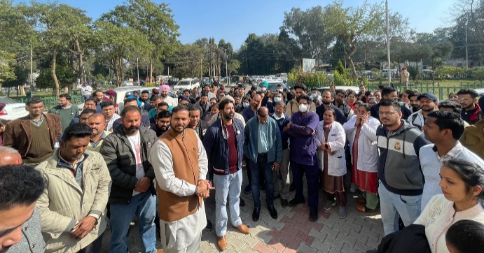 Doctors hold protest, seek arrest of suspects