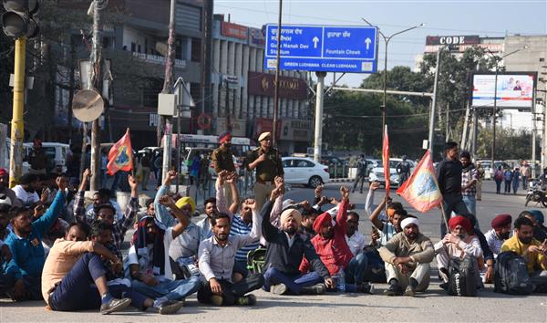 PSPCL contractual staff stage dharna in Ludhiana, flay Punjab CM for ‘betrayal’