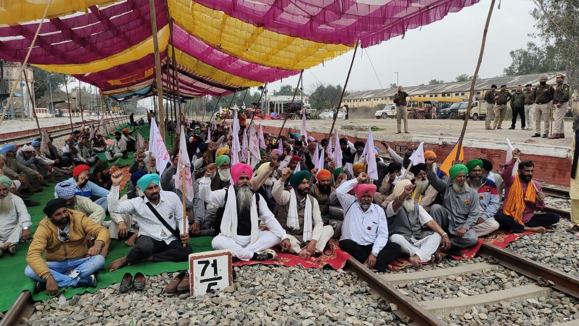 400 protesting farmers block Asr-Pathankot railway track