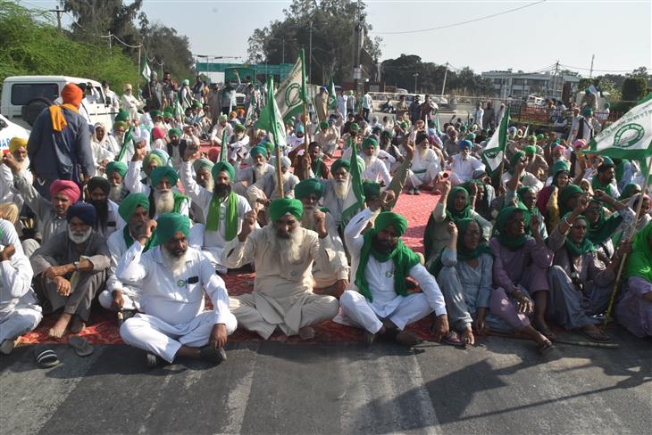 Bathinda: Tubewell connections declared illegal, farmers block Amritsar road