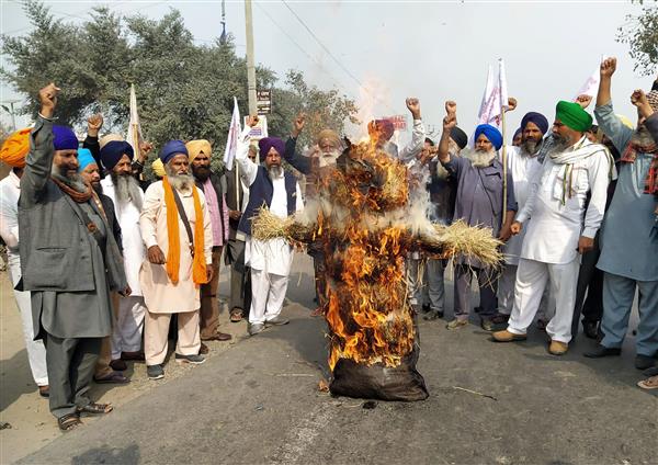 KMSC burns effigies of Centre, state govt