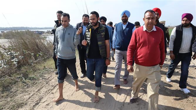 Gurmeet Singh Meet Hayer inspects public sand mining site at Khoja village