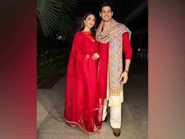 Sidharth-Kiara: Mr and Mrs Malhotra pose with guests at their Delhi ...
