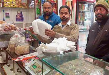City traders, vendors continue to flout ban on single-use plastic