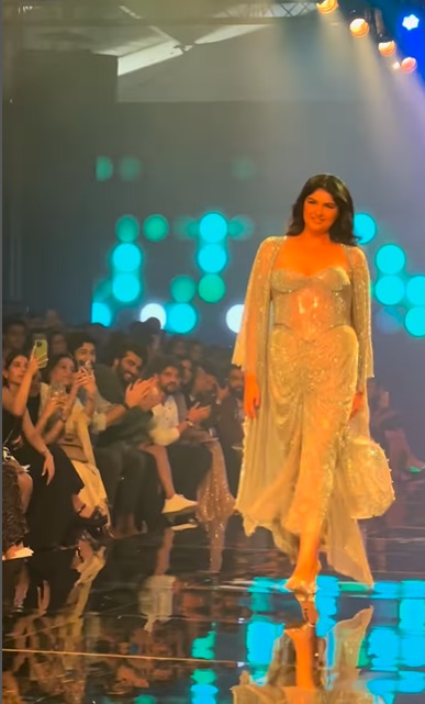 Arjun Kapoor cheers sister Anshula as she walks the ramp, 'hope you are watching her and smiling mom'