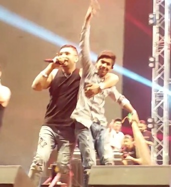 Rapper Honey Singh ropes in cleaning staff member to groove alongside him at his concert in Jaipur, Internet impressed