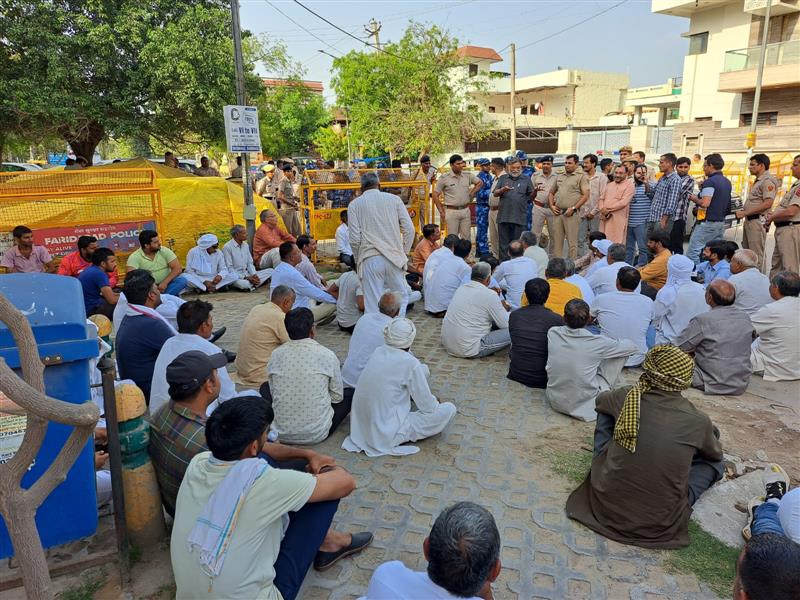 Faridabad: Residents protest setting up of waste dumpyard near Aravallis
