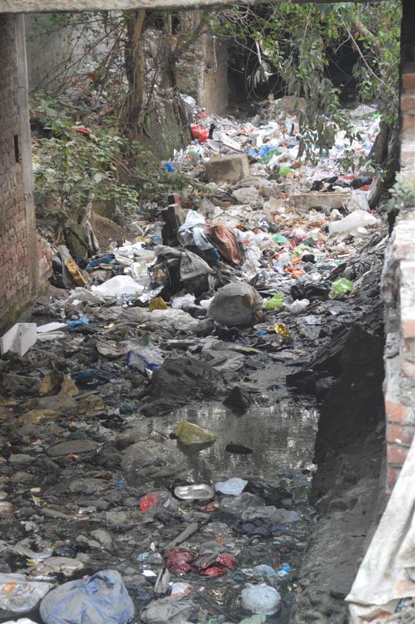 Solid waste being dumped in ‘Barsaati Nullah’, people fume
