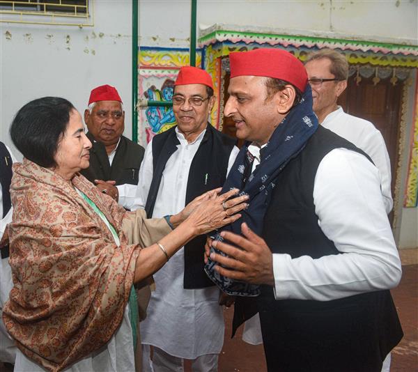 Akhilesh Yadav, Mamata Banerjee decide on Opposition front minus Congress