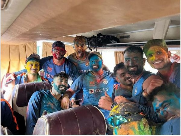 Watch: Team India celebrates Holi ahead of 4th Test against Australia; Virat Kohli dances inside team bus