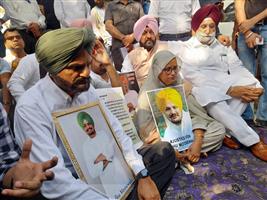 Sidhu Moosewala's parents sit on dharna outside Punjab Vidhan Sabha, demand justice
