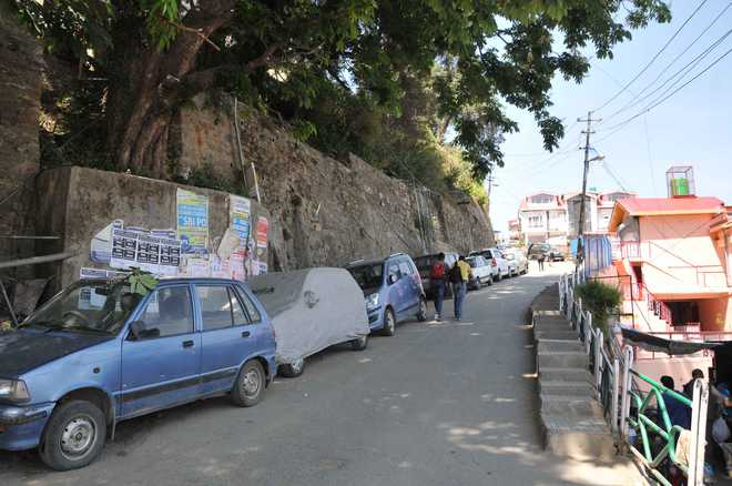 Warning against parking of vehicles on roadsides in McLeodganj, Dharamsala