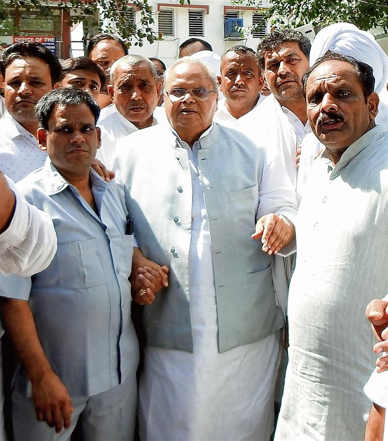 Farmers backing former J-K Governor Satya Pal Malik detained, released