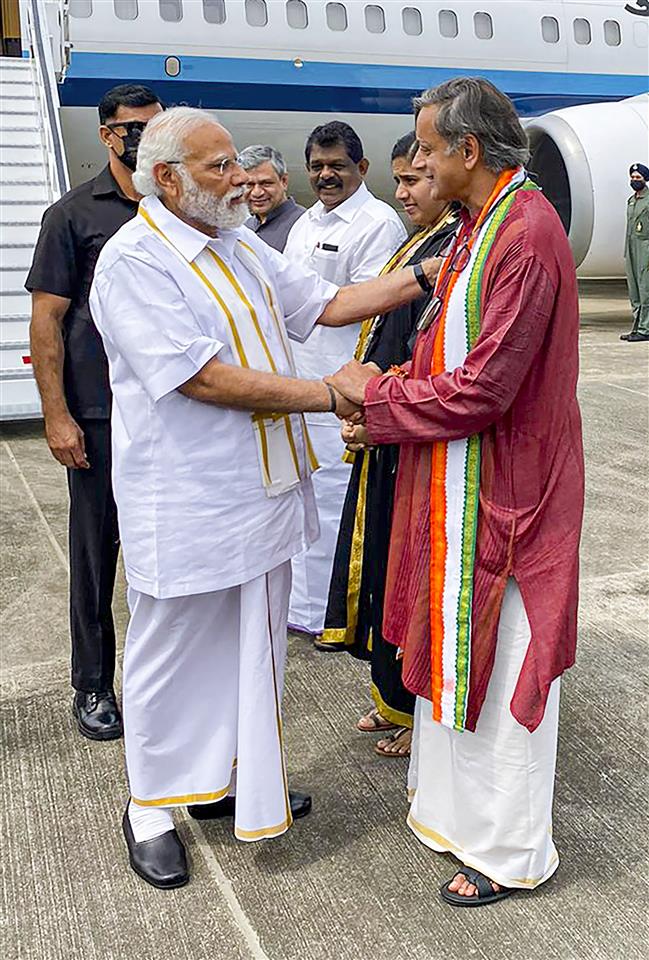 Shashi Tharoor welcomes PM Modi in Thiruvananthapuram