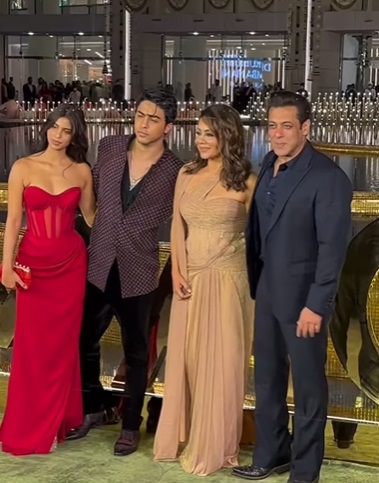 Watch: Salman poses with Shah Rukh Khan's wife Gauri Khan and kids Aryan and Suhana