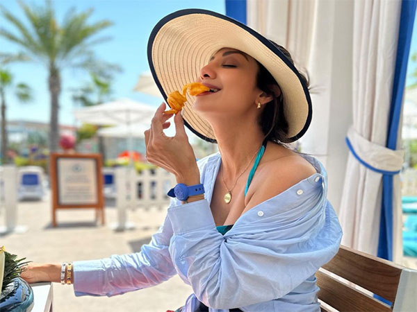 Shilpa Shetty believes in 'straight talk and curly fries' that too by the beach