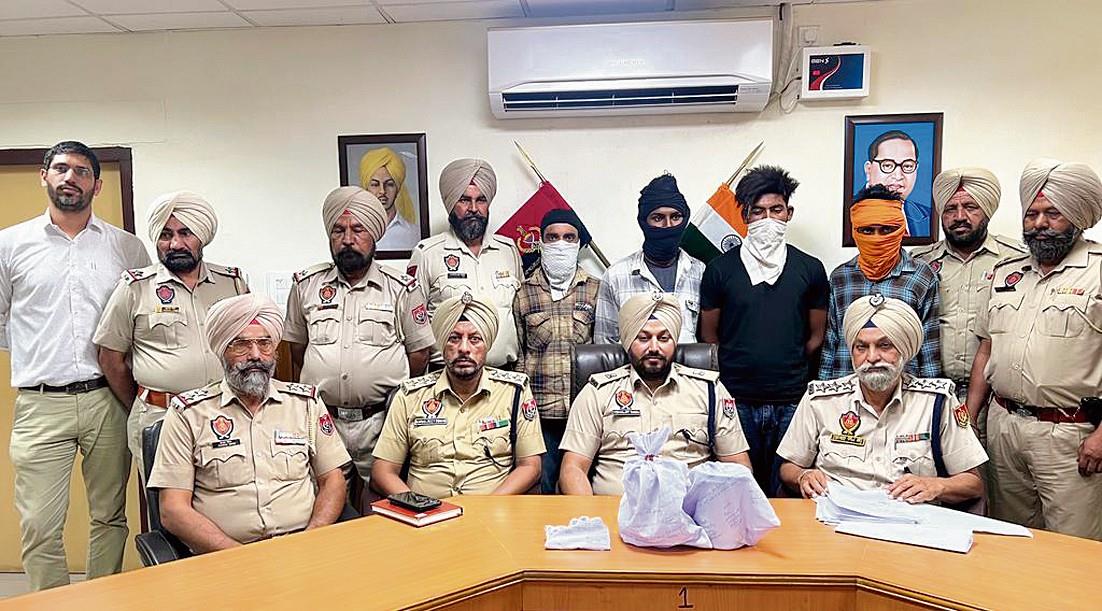 4 int’l smugglers held after brief encounter