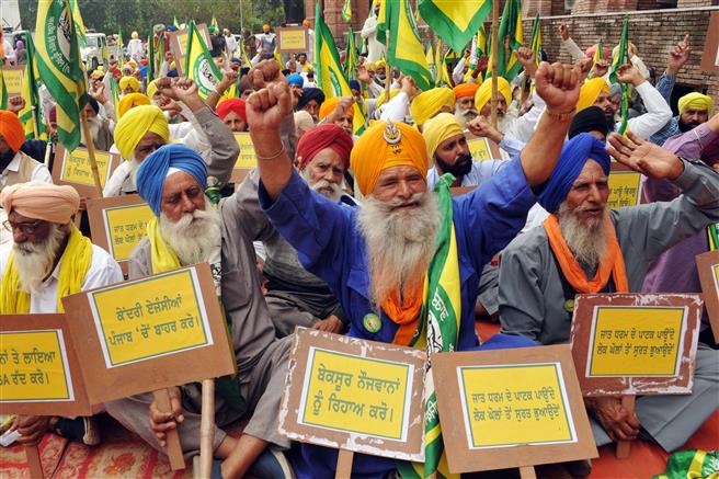 Farmers protest, demand release of Amritpal Singh's aides