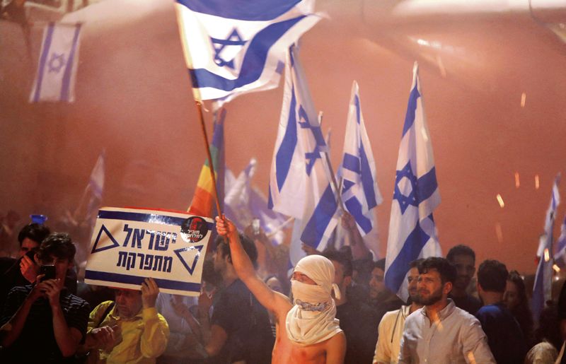 The Israelis rise as one