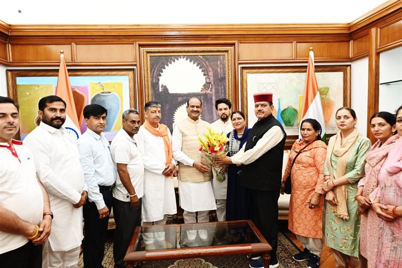 Hamirpur zila parishad delegation meets Lok Sabha Speaker Om Birla