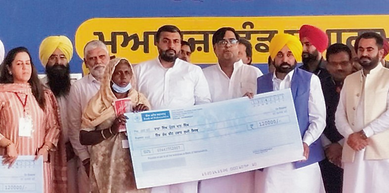 Mann distributes cheques to rain-hit farmers, says Baisakhi deadline met