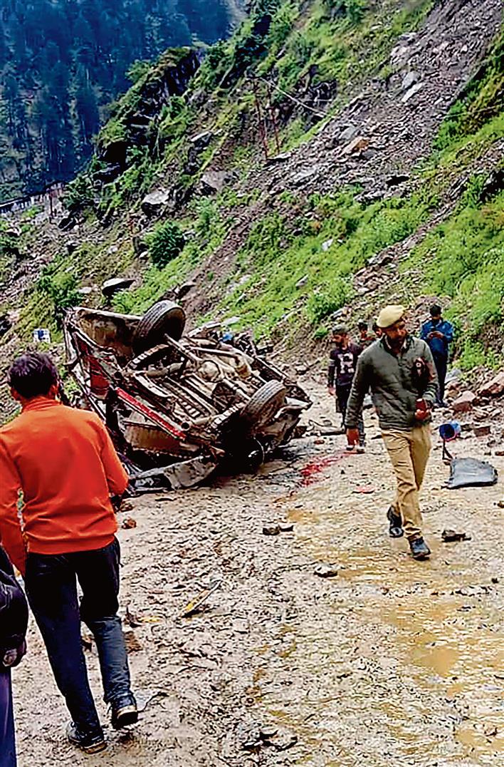 7 killed as vehicle carrying dam project workers rolls down gorge in Kishtwar