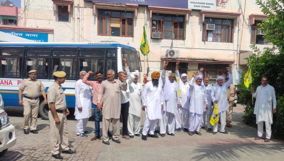 'Mahila Maha Panchayat' in Delhi: Farmer leaders detained in Haryana