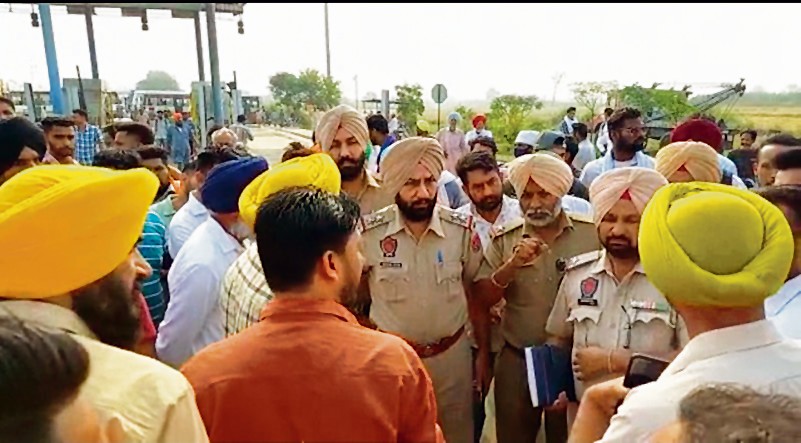 Muktsar: Toll row, Punjab Roadways staff stage protest against plaza workers