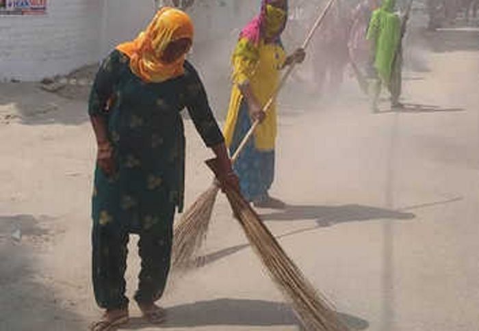 Cleanliness drive in Una temple