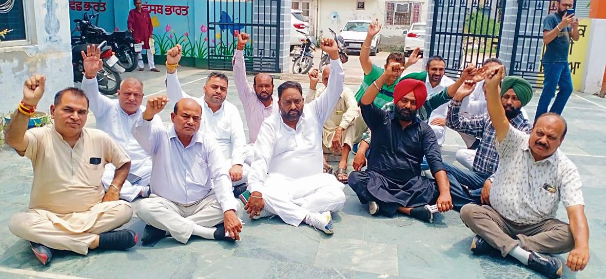 Congress councillors stage dharna outside EO's office in Fatehgarh Sahib