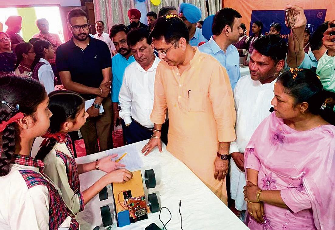 Sunam first in Punjab to have robotics labs at schools: Aman Arora