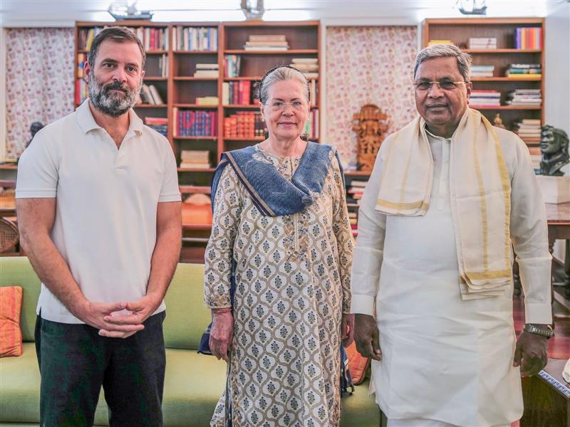 Karnataka CM Siddaramaiah meets Sonia Gandhi, Rahul over expansion in cabinet