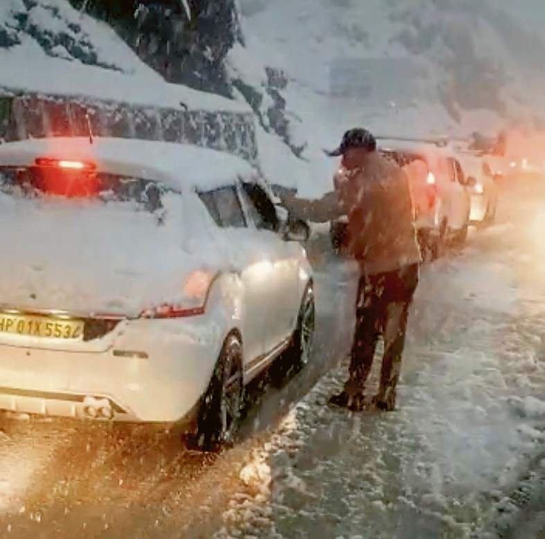 Snowfall: 3,000 stranded near Atal Tunnel rescued