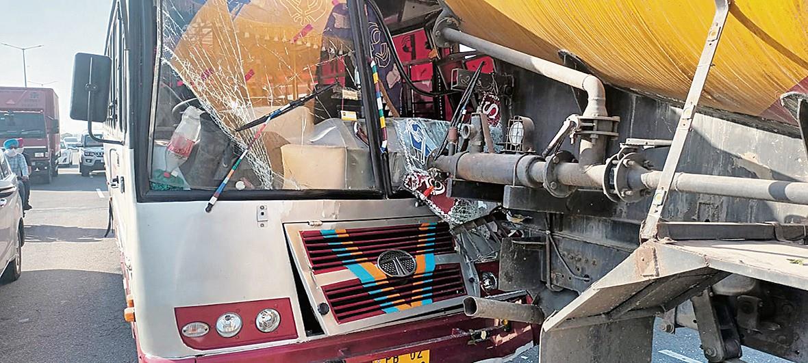 Bus rams into stationary truck on national highway, 15 hurt