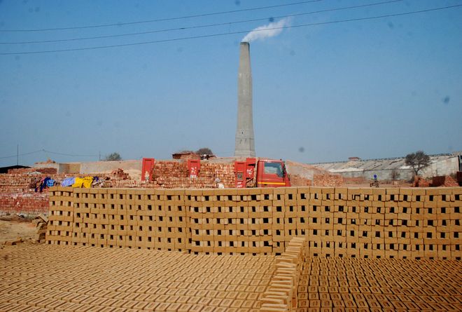 Tackling stubble burning: Brick-kiln owners told to meet 20 per cent fuel requirement from straw