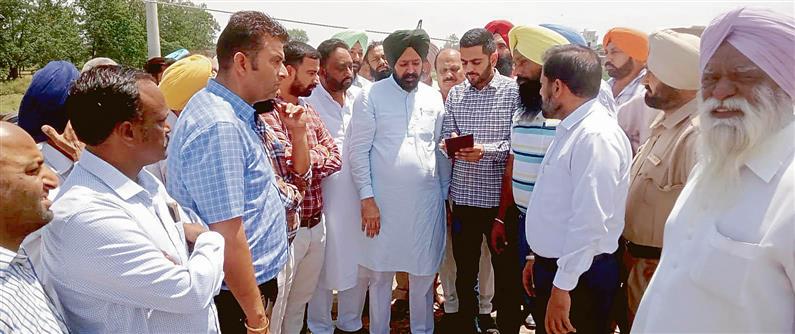 Sirhind residents protest MC’s failure to remove garbage from roadside