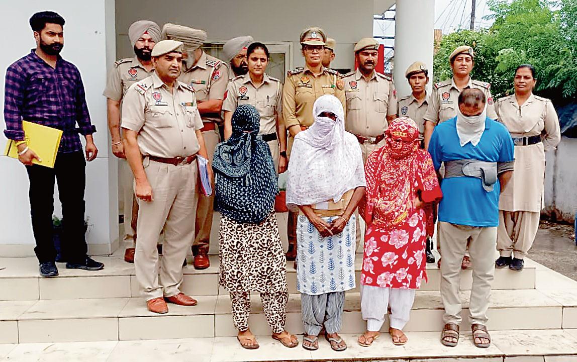 Honey trap gang busted, four in police net