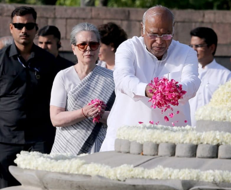Sonia Gandhi, Kharge pay homage to former PM Rajiv Gandhi on his death anniversary : The Tribune India