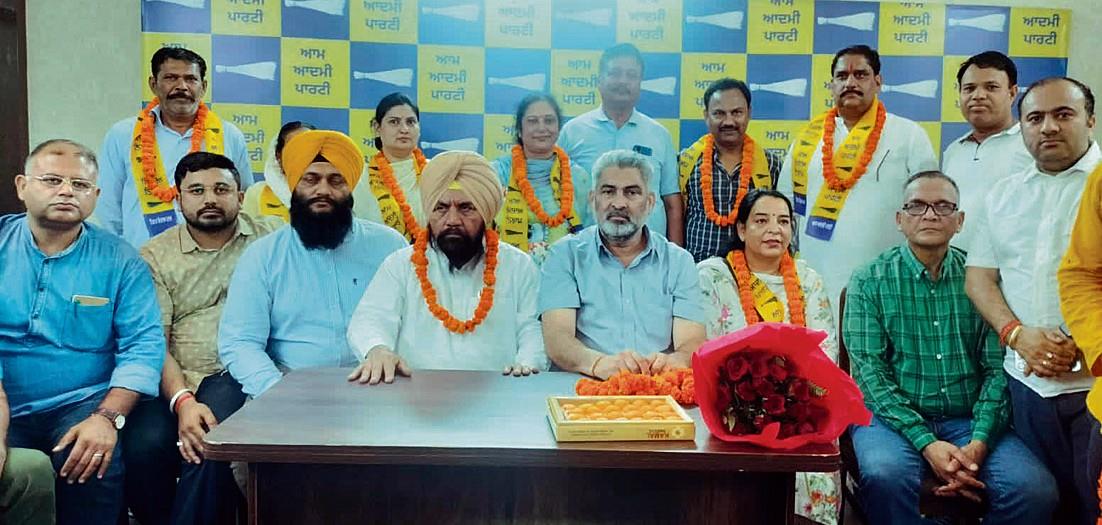 Sujanpur MC: Jolt for Congress as councillors cross over to AAP
