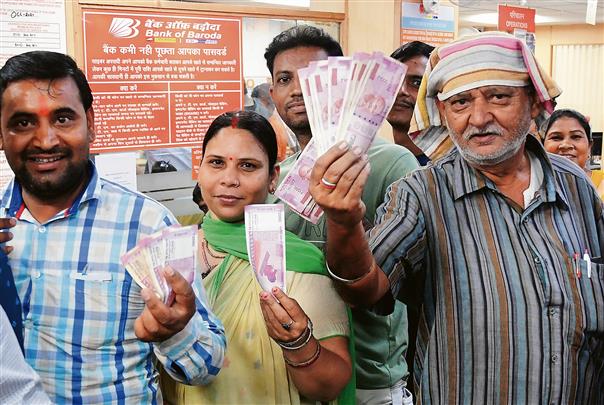 Exchange window for Rs 2,000 note opens, confusion over norms prevails